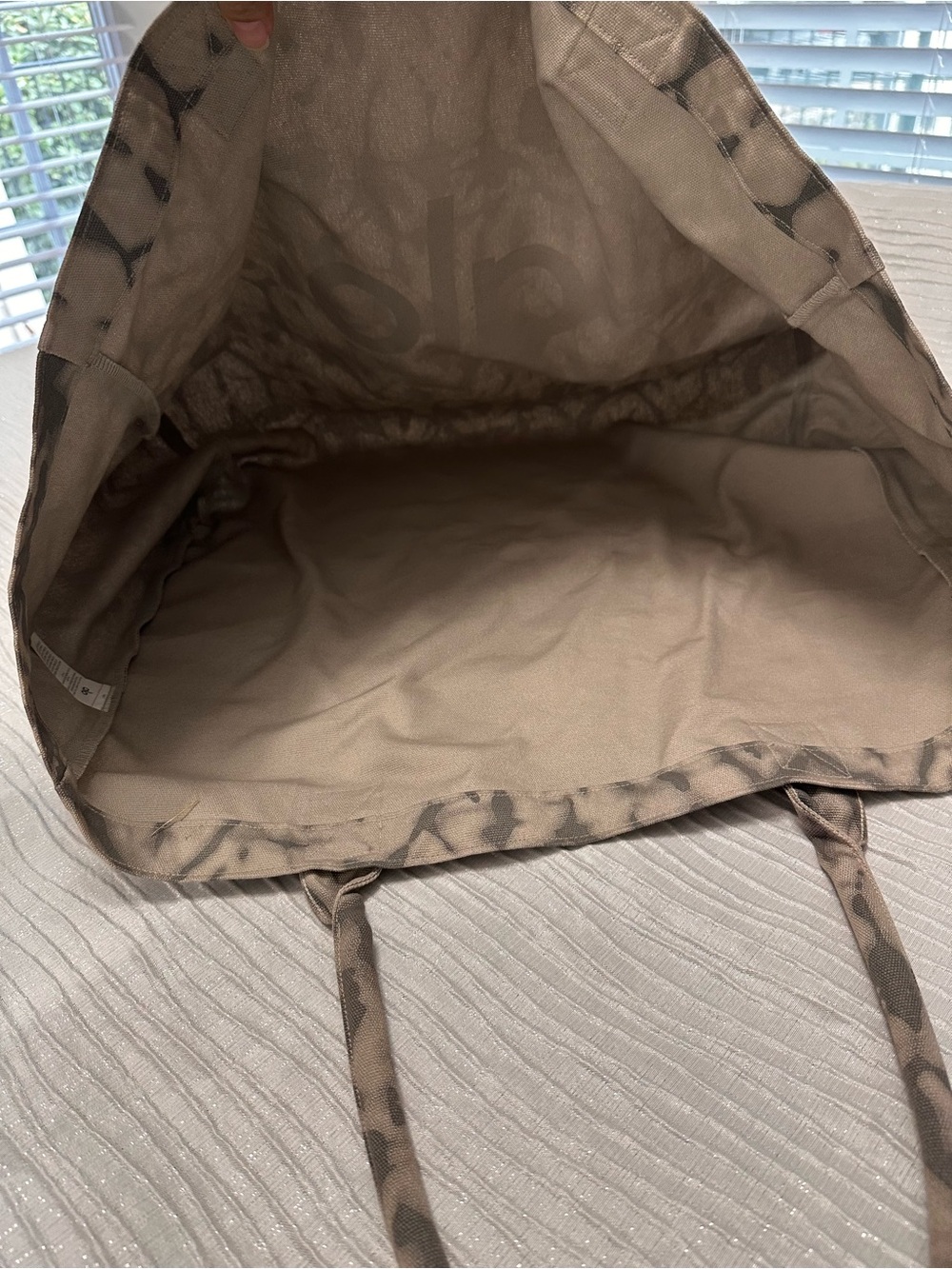 ALO Yoga Neutral Tie-Dye Beige and Taupe Tote - Picture 2 of 3